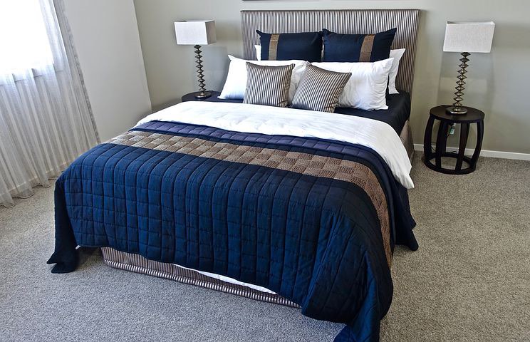 ホテルのベッドによくある複数の枕。あなたは使えていますか？それとも横によけてそのままにしていますか？